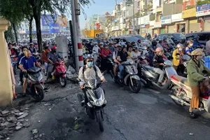 Many scooter riders are mounting sidewalks when there is traffic congestion (Photo: SGGP)