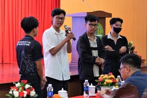 Students of Nong Lam University – HCMC are sharing experience on current online scams on social networks (Photo: SGGP)