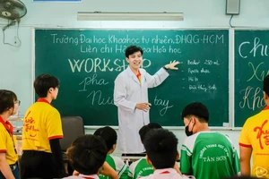 Nguyen Quoc Trung is guiding high school students to perform a chemical experiment