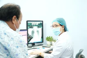 A doctor in Cho Ray Hospital is treating patients (Photo: SGGP)