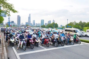 HCMC dwellers are obeying traffic laws at the intersection between Mai Chi Tho Street – To Huu Street (Thu Duc City) on January 15 (Photo: SGGP)