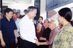 General Secretary To Lam is visiting dwellers in Long Hung Commune of Van Giang District in Hung Yen Province on October 17, 2024