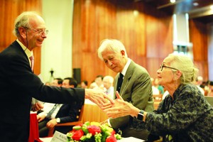 Each year, Prof Tran Thanh Van and Prof Le Kim Ngoc invite renowned scientists in the world to come and help Vietnamese students and young researcheres