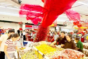 Consumers are eagerly choosing festive goods at a supermarket in HCMC