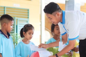Thach Ngoc Hai is giving gifts to vulnerable children (Photo: Thach Ngoc Hai)