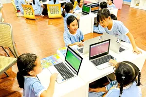 Pupils of Linh Chieu Primary School in Thu Duc City are using smart devices for learning purposes (Photo: SGGP)