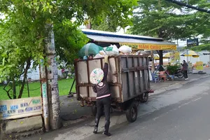 A waste collection unit at work in HCMC 
