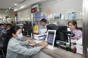 Citizens are rating their satisfaction level for the service of civil servants at the People’s Committee of District 12 in HCMC (Photo: SGGP)