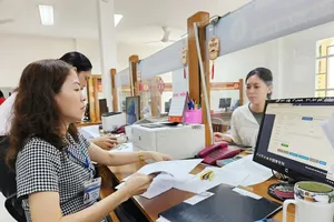 Civil servants of the People’s Committee of Ward 1 (Go Vap District) are processing administrative dossiers on the AP processing information system of the city