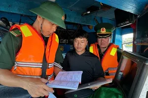 Quang Ngai Province Border Guards are inspecting the operations of a seafood fishing vessel in the fishing grounds (Photo: SGGP)
