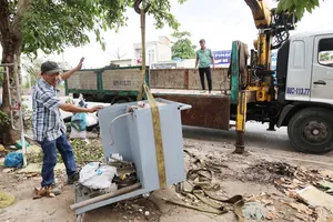 Residents of Phuoc Tan Ward in Bien Hoa City are packing belongings, handing over land for construction of the Bien Hoa - Vung Tau Expressway project (Photo: SGGP)