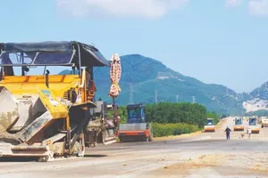 Bustling construction site overcoming mountain passes on the Quy Nhon - Chi Thanh Expressway (Photo: SGGP)