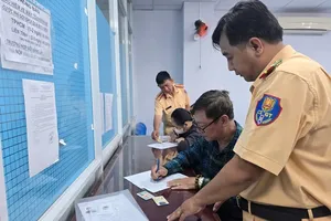 Traffic police officers are helping citizens to complete necessary administrative procedures for driver’s license renewal and issuance 