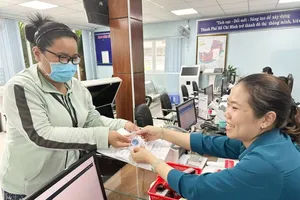 Civil servants working at the People’s Committee of Hiep Binh Chanh Ward in Thu Duc City of HCMC are processing administrative dossiers for citizens (Photo: SGGP)