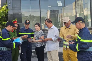 The District 8 Task Force under the HCMC Public Security Department is disseminating FPF skills to residents of an apartment complex (Photo: SGGP) 