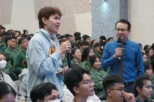 Students of Ton Duc Thang University are participating in a discussion about the youth