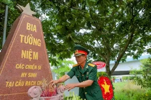 Veteran Nguyen Duc Tho (316th Special Forces Brigade, unit Z23) is lighting incense to commemorate his comrades at the Park - Monument to the soldiers who fought to protect Rach Chiec Bridge during the Ho Chi Minh Campaign (Photo: SGGP) 