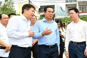 Chairman Nguyen Van Duoc is conducting an on-site survey of the Urban Beautification Project for housing areas on and along canals in District 8 of HCMC (Photo: SGGP)