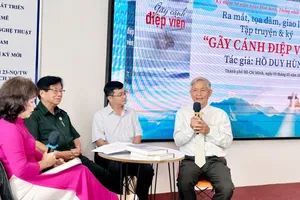 Author Ho Duy Hung (on the right) at an event to introduce the work “Gay canh diep vien”