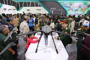 Citizens are learning about made-in-Vietnam defence technology products (Photo: SGGP)