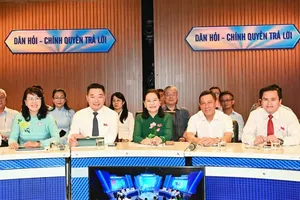 Chairwoman Nguyen Thi Le and other city leaders are participating in the ‘Public-Officials Q&A’ program (Photo: SGGP)