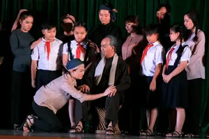 Image of Uncle Ho portrayed by Meritorious Artist Thanh Dien in the play “Dau xua” (Photo: SGGP)