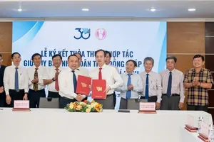 VNU-HCMC and the Dong Thap Province People’s Committee are signing an agreement for comprehensive cooperation in implementing Resolution No.57