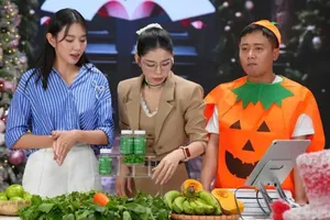 Miss Thuy Tien, Hang “du muc”, and Quang Linh Vlog are participating in a promotional livestream for Kera vegetable candy (screenshot)