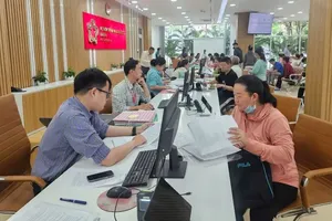 People are submitting documents at the Reception and Result Return Station of District 6, HCMC, in the afternoon of June 10 (Photo: SGGP)