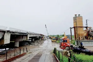 Construction work on the railing of a bridge along the Can Tho – Ca Mau Expressway (Photo: SGGP)