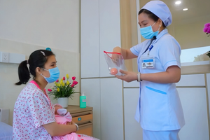 A nurse in Hung Vuong Hospital is taking care of a patient