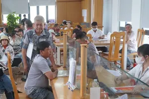 Citizens and businesses are coming to the Public Administrative Service Center of Ho Tram Commune in HCMC for administrative procedures (Photo: SGGP)