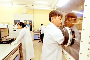 Scientists are working at the Center for Nanostructured and Molecular Materials (Vietnam National University-HCMC) (Photo: SGGP)