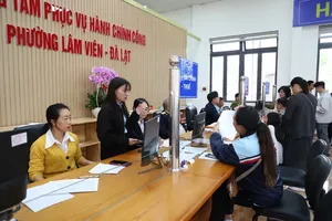 Local residents were being instructed to complete administrative procedures at the Public Administrative Service Center of Lam Vien – Da Lat Ward (Lam Dong Province) on July 4 (Photo: SGGP)