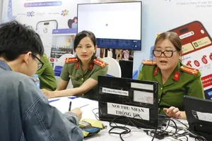The police in HCMC are assisting city dwellers to register for level 2 of VNeID (Photo: SGGP)