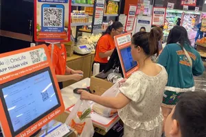 Cashless payment offers much convenience to consumers (Photo: SGGP)