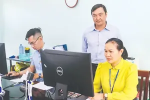 Secretary Vu Anh Tuan of the Hiep Binh Ward Party Committee is monitoring the operations of officials, civil servants in the ward’s Public Administrative Service Center (Photo: SGGP)