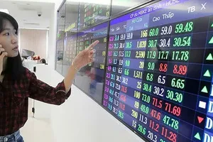 An investor is monitoring the stock market (Photo: SGGP)