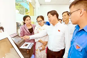 HCMC People’s Council Chairman Vo Van Minh is surveying operations at the Public Administration Service Center in Tam Binh Ward (Photo: SGGP)