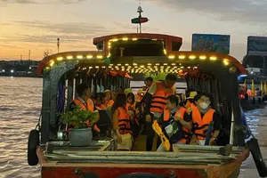 Tourists are wearing life jackets when taking a tourist boat at Ninh Kieu Wharf of Can Tho City (Photo: SGGP)