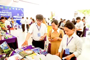 A teacher is sharing best practices for foreign language instruction during the 2024-2025 school year (Photo: SGGP)