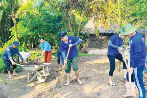 Ho Chi Minh Communist Youth Union members in Soc Trang Province are participating in the campaign to eliminate temporary and dilapidated houses (Photo: SGGP)