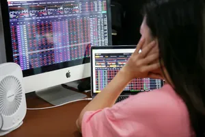 An investor is monitoring the stock market (Photo: SGGP)