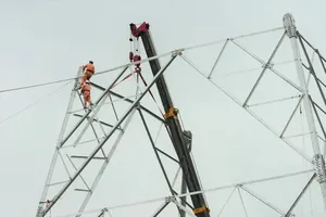 Power sector workers are constructing a 500KV transmission line passing through Hung Yen and Ninh Binh provinces