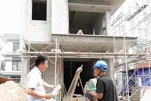 A Long Phuoc Ward civil servant is inspecting a construction project exempted from a construction permit (Photo: SGGP)