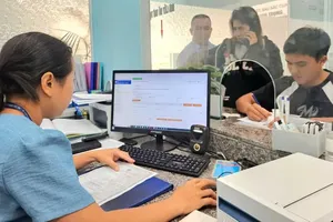 A civil servant at the An Phu Dong Ward People’s Committee is assisting a resident with their paperwork