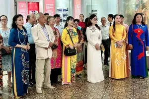Overseas Vietnamese are visiting the HCMC Museum