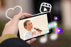 Singer My Tam is singing at the historic Ba Dinh Square on the morning of September 2