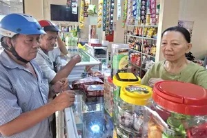 Customers of Nhan Ai grocery store are mostly compassionate individuals, joining forces with Hoa Hung Church to care for needy households in the area (Photo: SGGP)