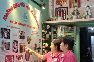 Residents of Neighborhood No.14 of Minh Phung Ward in HCMC are visiting the “mini digital library” at Phung Kim Phung’s home to view photos and documents that have been translated into Chinese (Photo: SGGP)